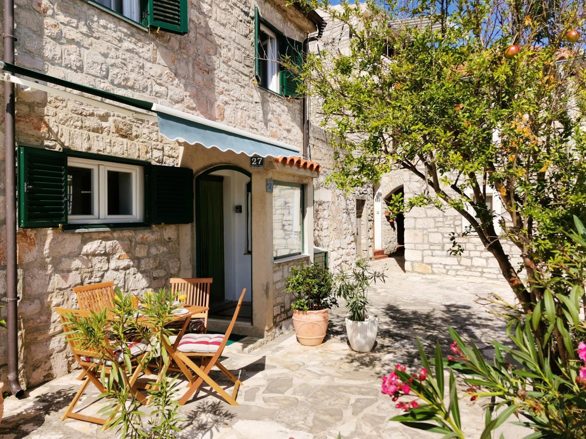 Charming Traditional Townhouse - Holiday Home Kata Jezera Kültér fotó