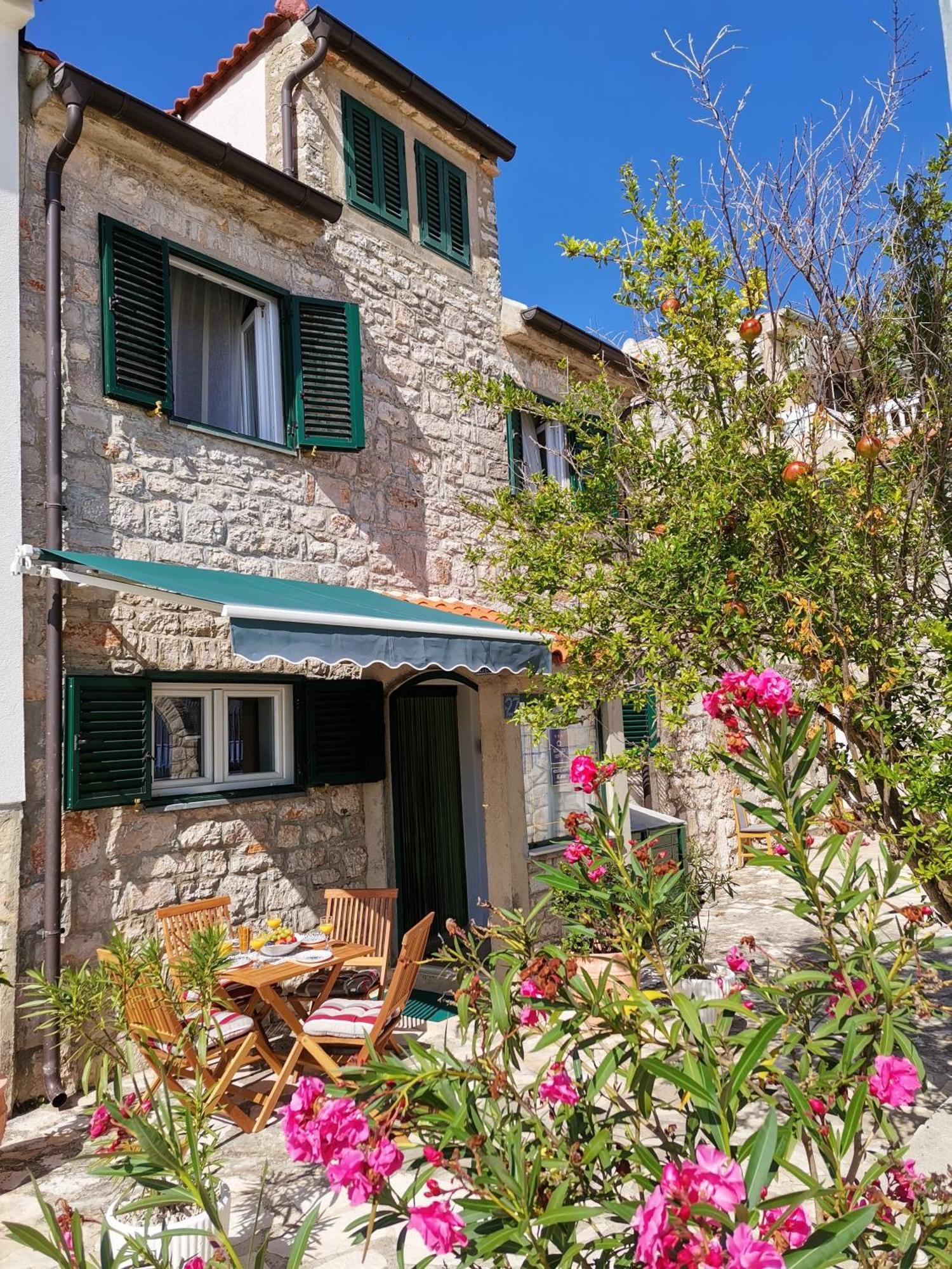 Charming Traditional Townhouse - Holiday Home Kata Jezera Kültér fotó